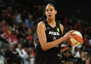 Elizabeth Cambage, a basketball player, has a viral social media video.